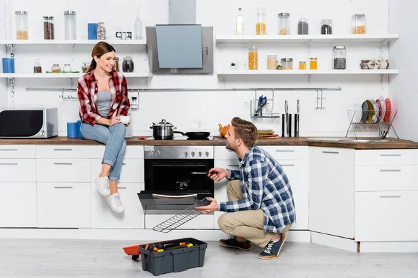 Full Längd Leende Kvinna Med Kopp Kaffe Tittar Man Med — Stockfoto