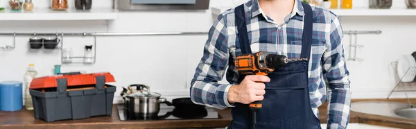 Vista Recortada Del Manitas Sosteniendo Taladro Sobre Fondo Borroso Cocina — Foto de Stock