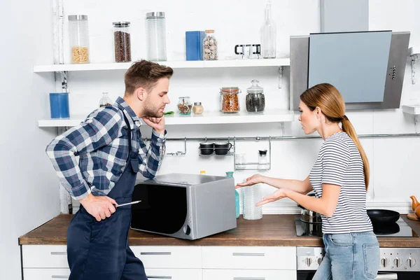 Young Woman Pointing Hands Microwave Repairman Screwdriver Kitchen — Stock Photo, Image