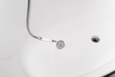 Beyaz küvette yüksek açılı duş manzarası 