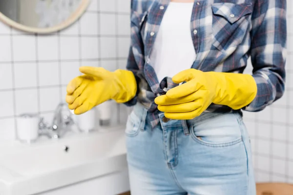 Vista Ritagliata Della Donna Guanti Gomma Piedi Bagno Sfondo Sfocato — Foto Stock