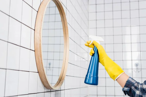 Vista Recortada Mujer Joven Guantes Goma Rociando Detergente Espejo Baño — Foto de Stock