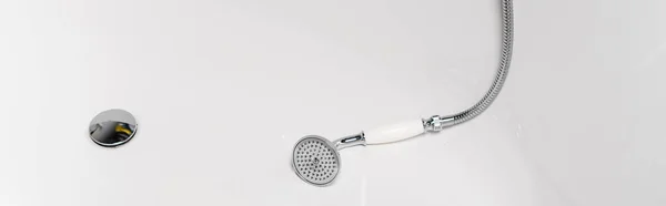 现代白色浴缸中的金属淋浴器 — 图库照片