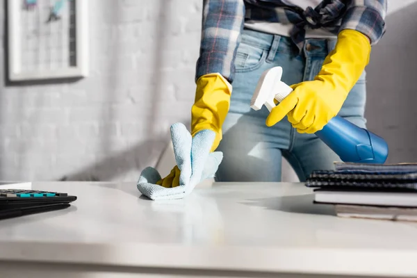 Gewassen Beeld Van Vrouw Rubber Handschoenen Schoonmaak Tafel Met Doek — Stockfoto