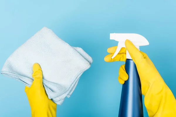 Cropped View Hands Rubber Gloves Holding Detergent Sprayer Rag Blue — Stock Photo, Image