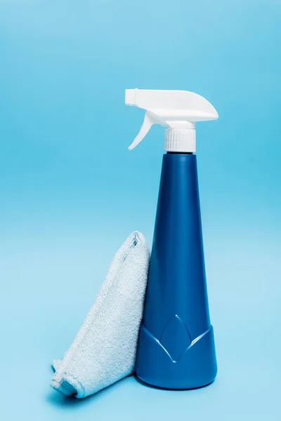 Rag Garrafa Detergente Sobre Fundo Azul — Fotografia de Stock
