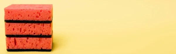 Close Άποψη Του Ροζ Σφουγγάρια Κίτρινο Φόντο Αντίγραφο Χώρο Banner — Φωτογραφία Αρχείου