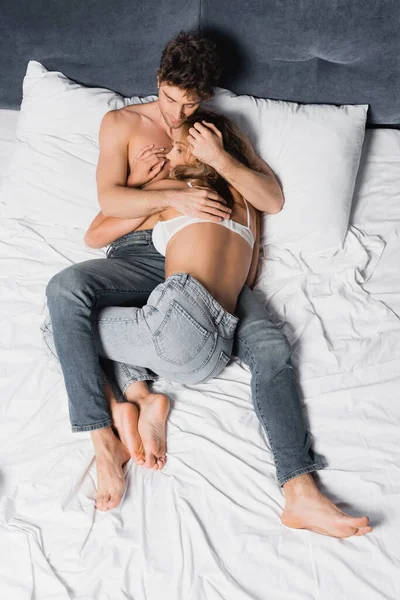 Top View Shirless Man Jeans Przytulanie Sexy Dziewczyna Podczas Leżenia — Zdjęcie stockowe