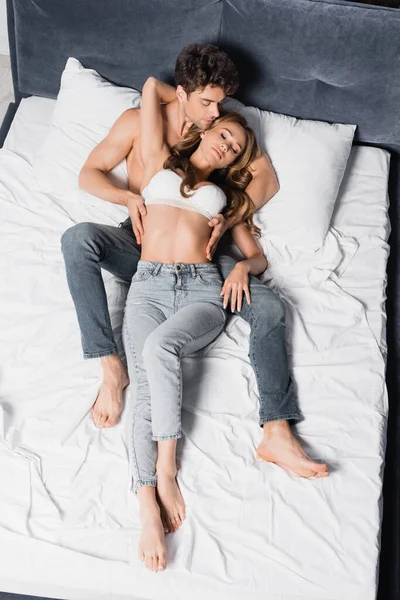 Κάτοψη Του Γυμνού Άντρα Αγγίζει Σαγηνευτική Φιλενάδα Στο Κρεβάτι — Φωτογραφία Αρχείου