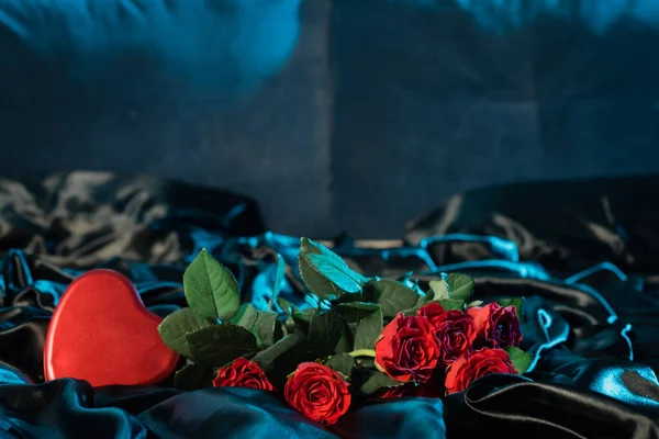 Roses Boîte Forme Coeur Sur Literie Noire — Photo