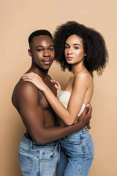 Feliz Afro Americano Homem Abraçando Namorada Isolado Bege — Fotografia de Stock