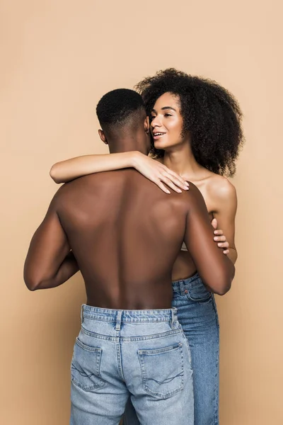 Mujer Afroamericana Feliz Susurrando Oído Abrazando Novio Beige — Foto de Stock