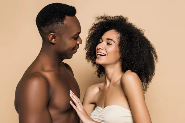 Encaracolado Afro Americano Mulher Rindo Com Namorado Feliz Isolado Bege — Fotografia de Stock