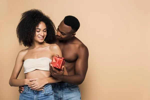 Hemdloser Afrikanisch Amerikanischer Mann Überreicht Verpacktes Geschenk Glückliche Frau Isoliert — Stockfoto