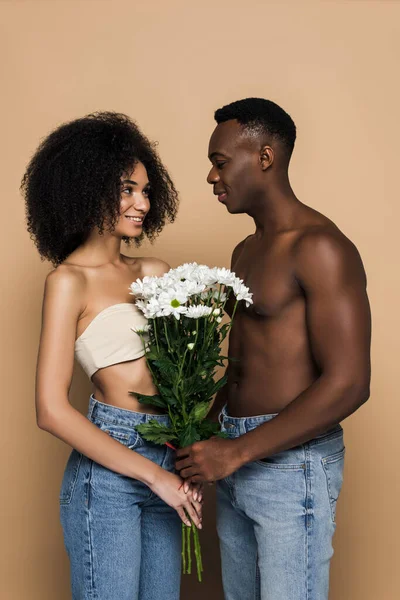 Shirtless Afrikaans Amerikaanse Man Geven Bloemen Naar Vriendin Geïsoleerd Beige — Stockfoto