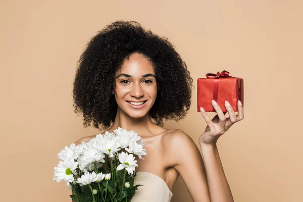 Vidám Afro Amerikai Csupasz Vállakkal Ajándékkal Bézsen Izolált Virágokkal — Stock Fotó