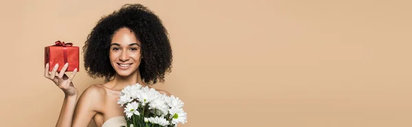 Alegre Mujer Afroamericana Con Hombros Desnudos Sosteniendo Presente Flores Aisladas —  Fotos de Stock