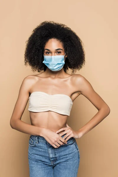 Tıbbi Maskeli Genç Afro Amerikan Kadın Bej Rengi Elbisenin Üzerinde — Stok fotoğraf