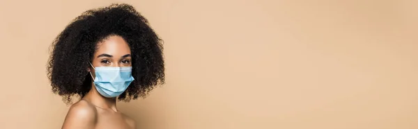 Кучерява Афроамериканська Жінка Медичній Масці Дивиться Камеру Бежевому Банер — стокове фото