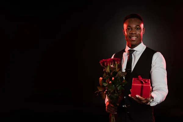 Χαρούμενος Αφροαμερικάνος Επίσημο Ένδυμα Γιλέκο Που Κρατάει Κόκκινα Τριαντάφυλλα Και — Φωτογραφία Αρχείου