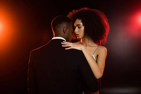 Elegante Donna Afroamericana Che Abbraccia Uomo Abito Formale Nero — Foto Stock