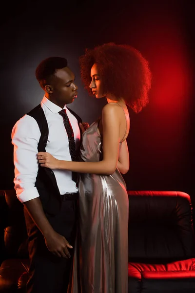 Vue Latérale Couple Afro Américain Étreignant Près Canapé Sur Noir — Photo