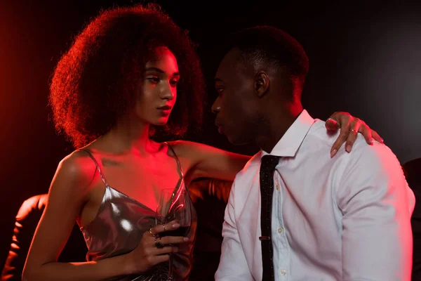 Lockige Afrikanisch Amerikanische Frau Und Mann Halten Gläser Mit Rotwein — Stockfoto