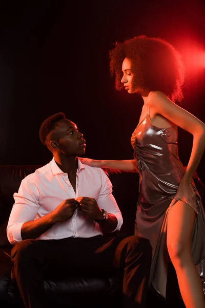 Африканская Американка Платье Соблазняет Мужчину Костюме Черном — стоковое фото