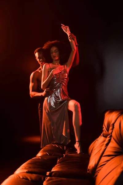 Сорочки Афроамериканський Чоловік Спокушає Жінку Сукні Біля Дивана Чорному — стокове фото