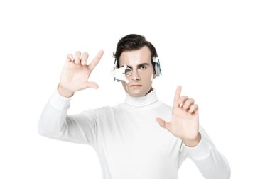 Kulaklıklı ve gözlüklü Cyborg beyaz bir şeye dokunuyor.