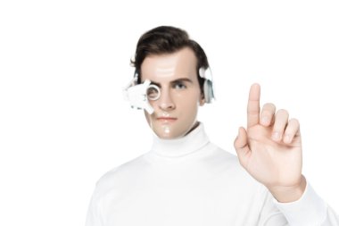 Arka plandaki bulanık kulaklık ve dijital göz merceğindeki Cyborg 'un parmağı beyaza izole edilmiş.