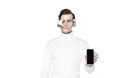 Kulaklıklı ve gözlüklü cyborg beyaz ekranlı akıllı telefon tutuyor.