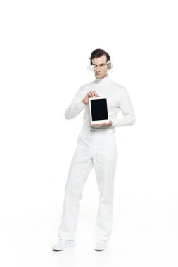 Kulaklıklardaki Cyborg ve beyaz arkaplanda boş ekranlı dijital tablet tutan göz lensleri.