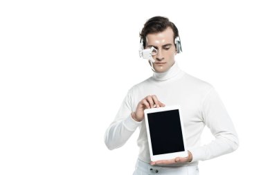Kulaklık ve göz merceğindeki Cyborg dijital tableti beyaza izole etti.