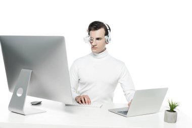 Bilgisayar ve dizüstü bilgisayar kullanan Cyborg beyaz masada izole edildi.