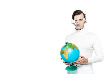 Dijital göz merceği ve kulaklık takan Cyborg adam, küreyi beyaza izole etti.