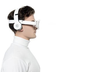 Kulaklık ve göz merceğiyle beyaza izole edilmiş sayborgun yan görüntüsü