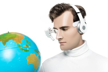 Kulaklıklı ve dijital gözlüklü Cyborg beyaz önplanda bulanık ön plana bakıyor.