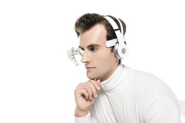 Dijital göz mercekli ve eli çenesine yakın kulaklıklı Cyborg beyaz tenli.