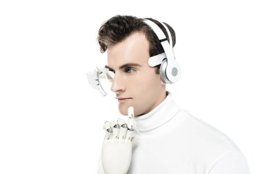 Kulaklıklı Cyborg, dijital göz merceği ve yapay el beyaz ışıkta izole edilmiş bir şekilde uzağa bakıyor.