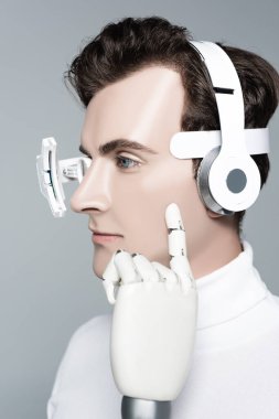 Kulaklıklı ve yapay elli Cyborg adam griye yakın bir yerde izole edildi.