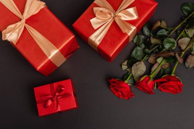 Güllerin üst görüntüsü, siyah üzerine izole edilmiş sevgililer günü hediyeleri.