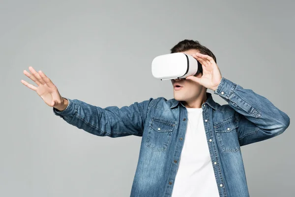 兴奋的男人用灰色孤立的虚拟现实耳机 — 图库照片