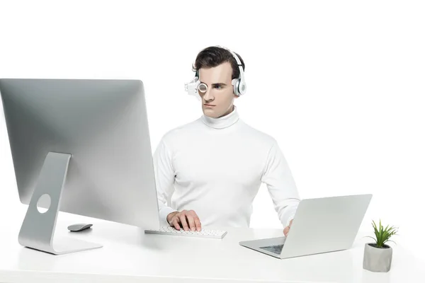 Cyborg Usando Laptop Computador Perto Planta Mesa Isolada Branco — Fotografia de Stock