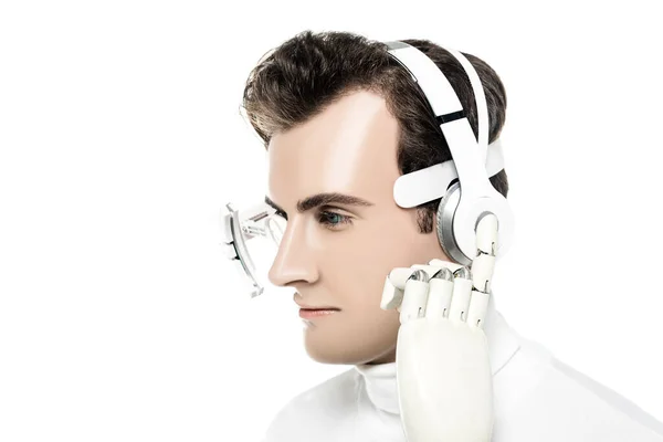 Cyborg Soczewce Oczu Dotykający Słuchawek Sztuczną Ręką Izolowaną Białym — Zdjęcie stockowe