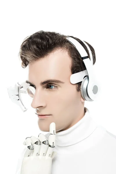 Cyborg Ακουστικά Και Ψηφιακό Φακό Μάτι Αγγίζοντας Πηγούνι Τεχνητό Χέρι — Φωτογραφία Αρχείου