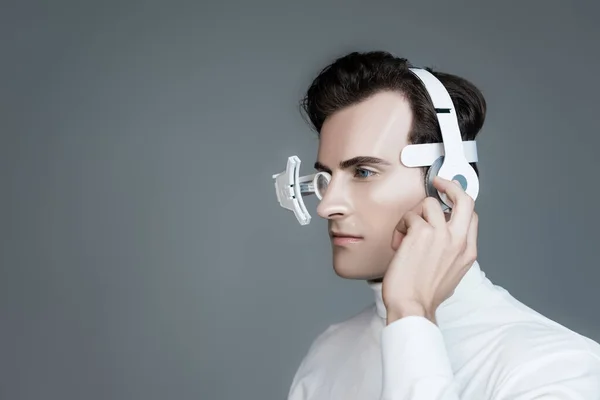 Cyborg Soczewkach Słuchawkach Odwracających Wzrok Szaro — Zdjęcie stockowe