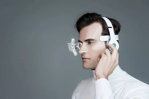 Cyborg Lente Para Ojos Auriculares Mirando Hacia Otro Lado Aislado —  Fotos de Stock