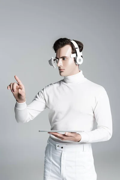 Cyborg Ακουστικά Αγγίζοντας Κάτι Και Κρατώντας Πληκτρολόγιο Υπολογιστή Απομονωμένο Γκρι — Φωτογραφία Αρχείου