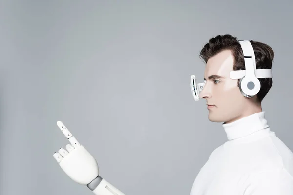 Bruneta Cyborg Ochi Lentile Căști Mână Artificială Arătând Degetul Izolat — Fotografie, imagine de stoc